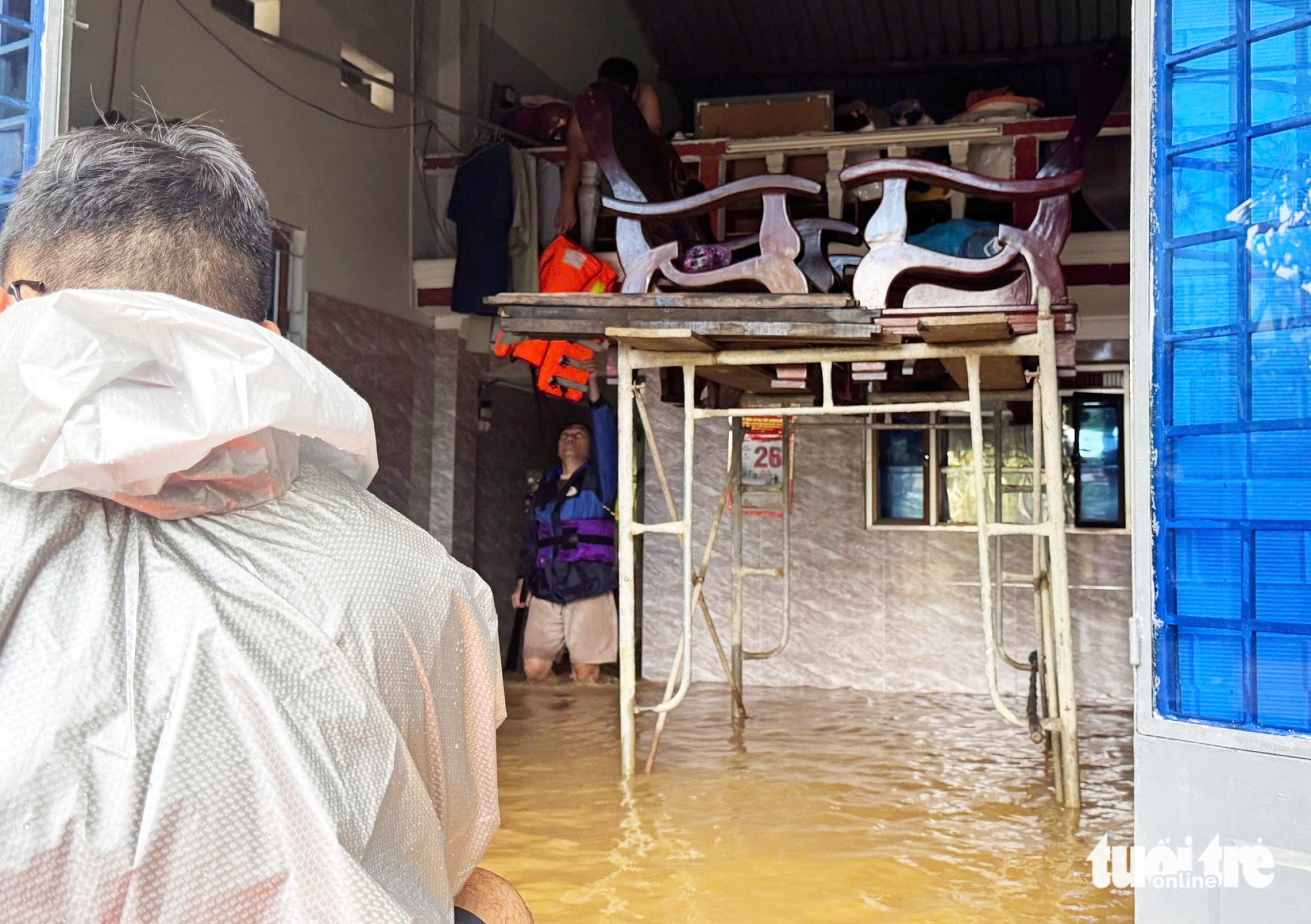 洪水中心的恐怖之夜和四天三次水位涨落